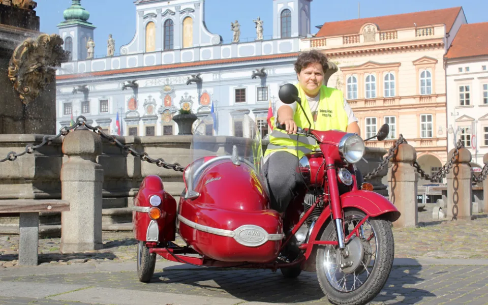 Lucie Berková na své Jawě 250.