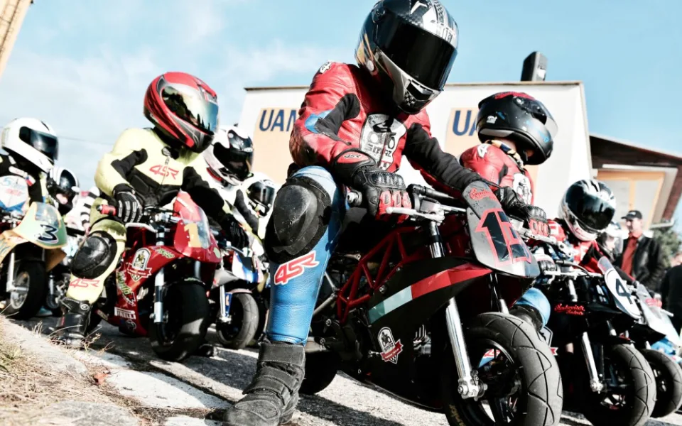 Čtyř až třináctiletí závodníci ze Smrž Academy se budou pronánět na motorkách přímo na trati v areálu výstaviště při simulovaných závodech při prvním budějckém motosrazu.