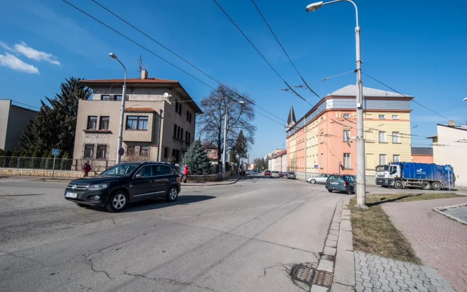 Budějcká křižovatka B. Němcové a L.B. Schneidera.