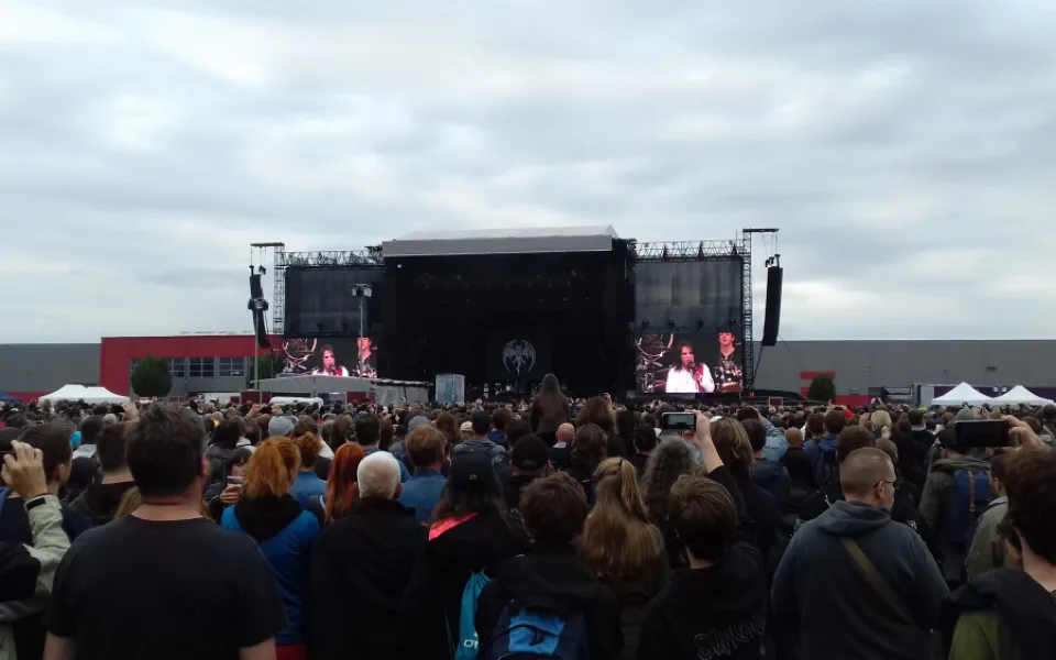 Ozzyho loučení? Metalová smršť ukazující důchoďáku prostředníček.