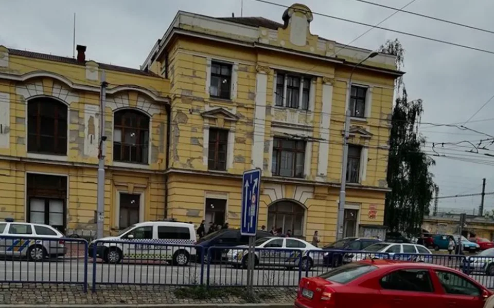 Na budějckém vlakovém nádraží zasahovala policie. Skupinka lidí tam bránila v odjezdu vlaku