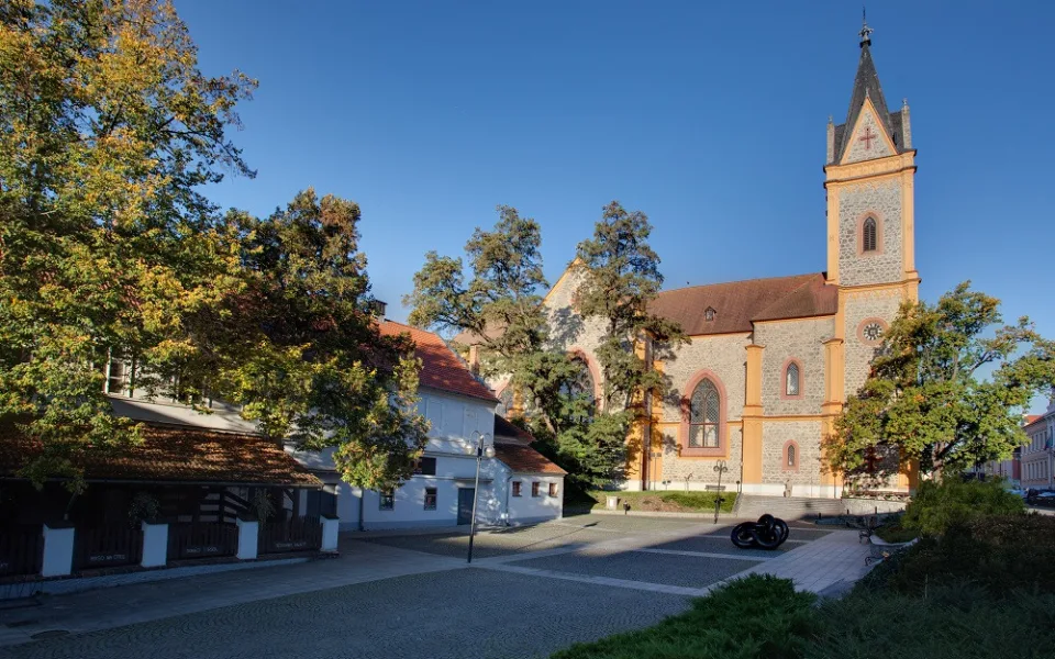 Náměstí v Hluboké nad Vltavou.