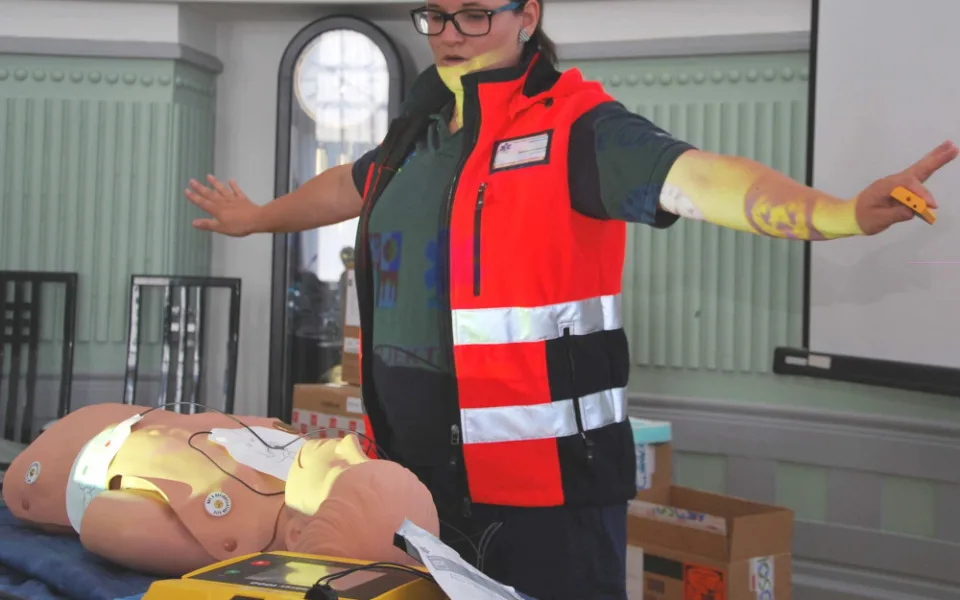 Externí defibrilátory mohou pomoci zachránit lidský život na dalších 15 místech Jihočeského kraje.