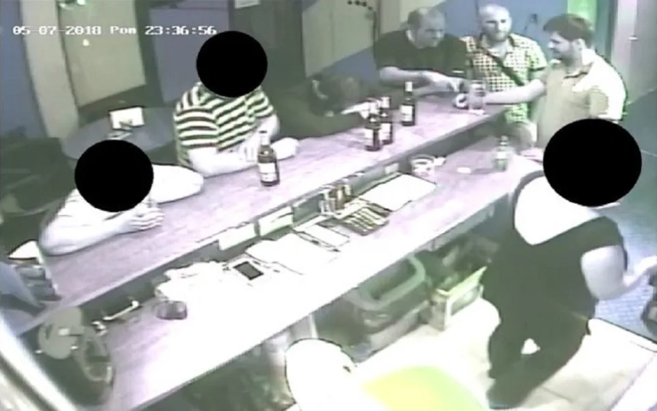 Českobudějovičtí policisté pátrají výtržníkovi z baru. Případ mohou objasnit muži na fotografii.