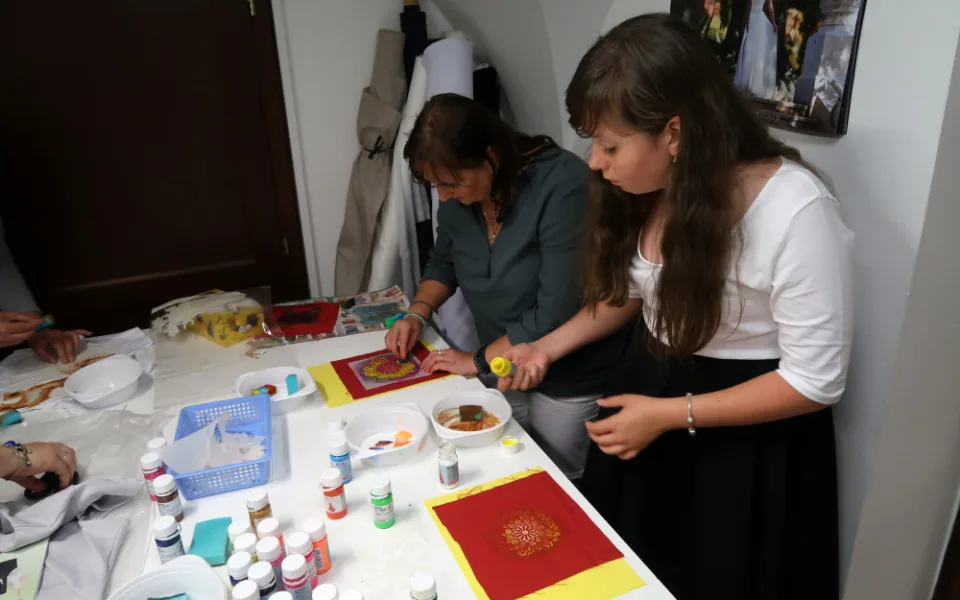 Ateliér Terezy Sabáčkové pomáhá dětem v Kambodži. Koupí jejich polštářku můžete přispět i vy.