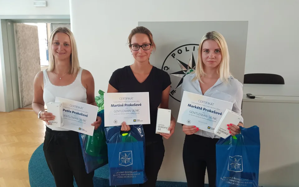 Sestry Petra, Martina a Markéta Prokešovy z Římova na Českobudějovicku byly oceněny titulem Gentleman silnic za záchranu životů při hromadné dopravní nehodě.