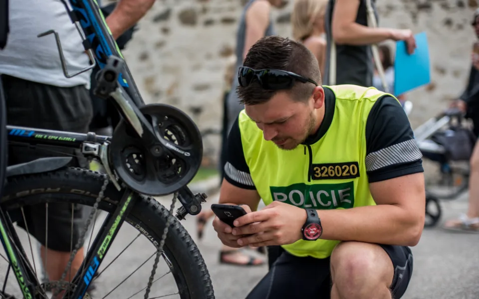 Bezpečně na kole je název dvoudenní krajské dopravně bezpečnostní policejní akce zaměřené na cyklisty na jihu Čech. Policejní cyklohlídka kontrolovala cyklisty v Českých Budějovicích.