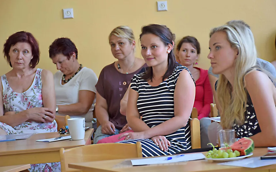 Na to, jak se postarat v běžné mateřské škole o takzvané dvouleťáčky, má pedagogy připravit  vzdělávací projekt Pedagogické fakulty Univerzity Palackého v Olomouci a Mateřské školy Větrná v Českých Budějovicích.
