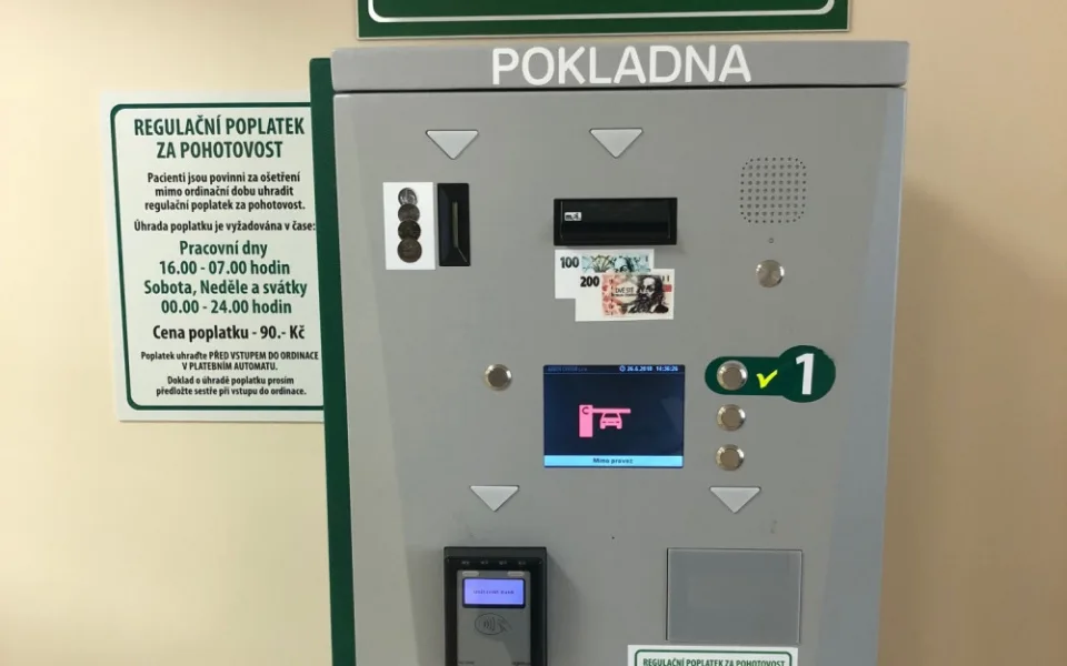 Platební automat na placení regulačních poplatků.