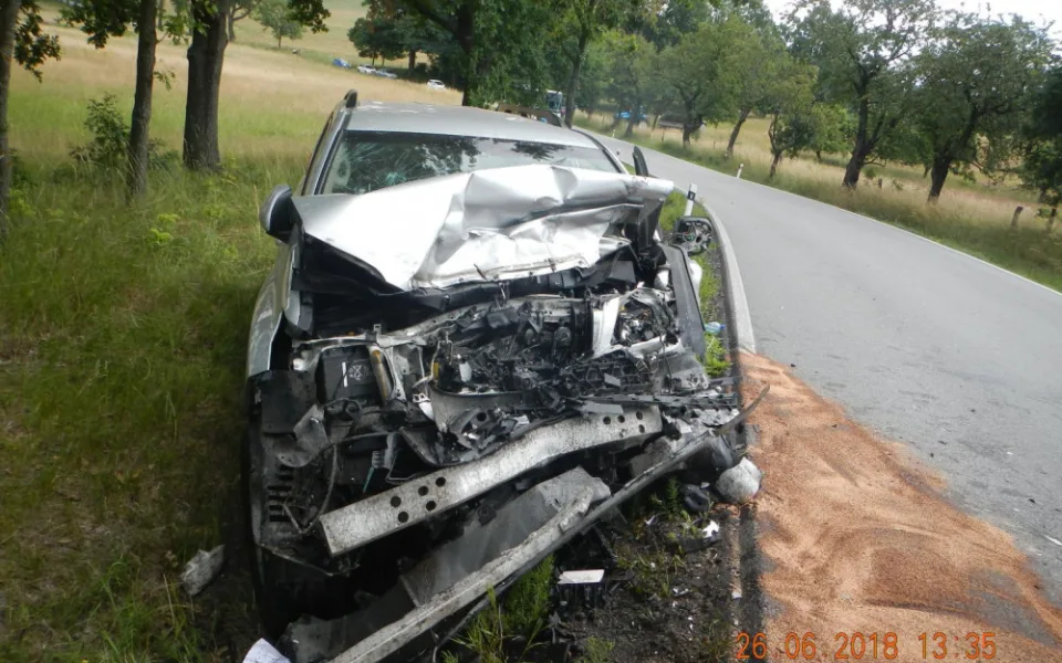 Tři zraněné osoby si vyžádala dopravní nehoda osobního automobilu a dodávky včera, ve středu 27. června.
