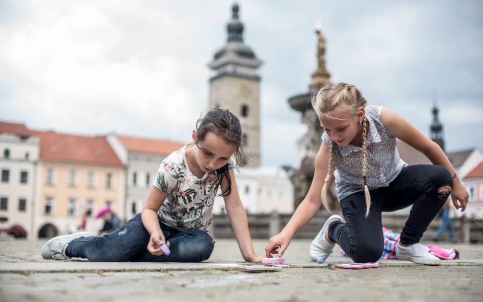 Děti vyrazily ozdobit budějcké náměstí.