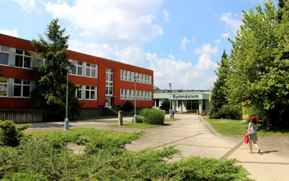 Studenti strakonického gymnázia jsou častými účastníky fyzikálních olympiád. Jejich snahu odměnila Nadace ČEZ částkou na 200 tisíc na vybavení přírodovědných učeben.