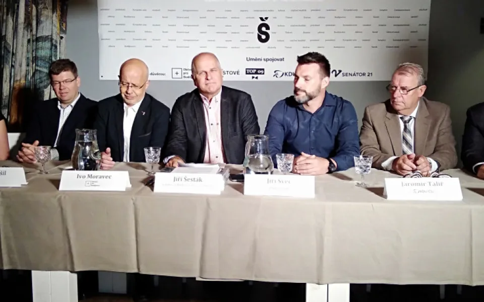 Na snímku zleva: Müllerová (Zelení), Jiří Pospíšil (TOP 09), Ivo Moravec (Občané pro Budějovice), Jiří Švec (Starostové a nezávislí), Jaromír  Talíř (KDU-ČSL) a Václav Láska (Senátor 21).