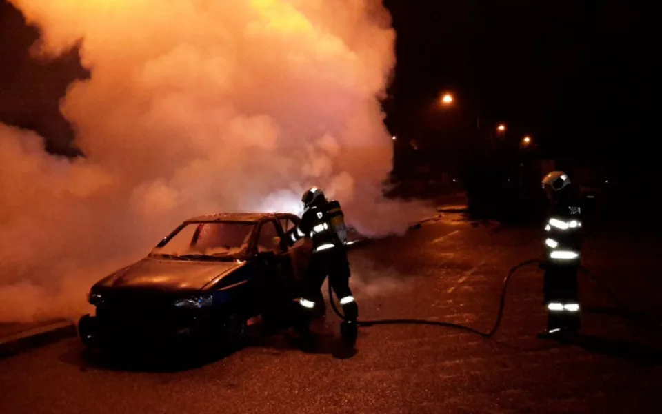 Požár vraku osobního auta likvidovali českobudějovičtí hasiči v ulici U Pily.