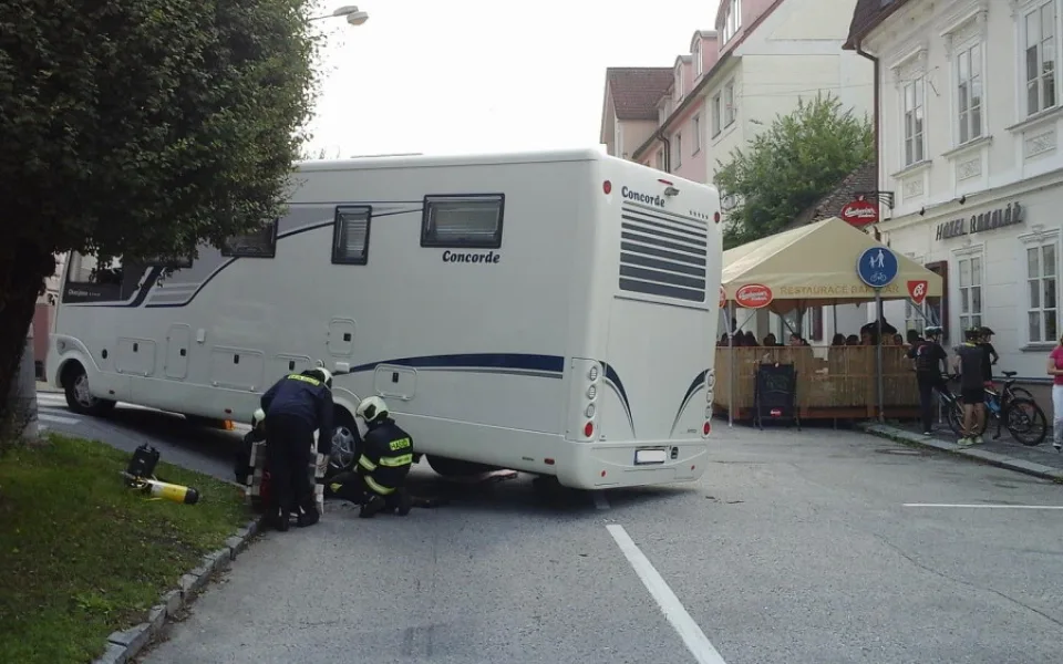 Karavan naložený autem uvízl v centru Hluboké nad Vltavou.
