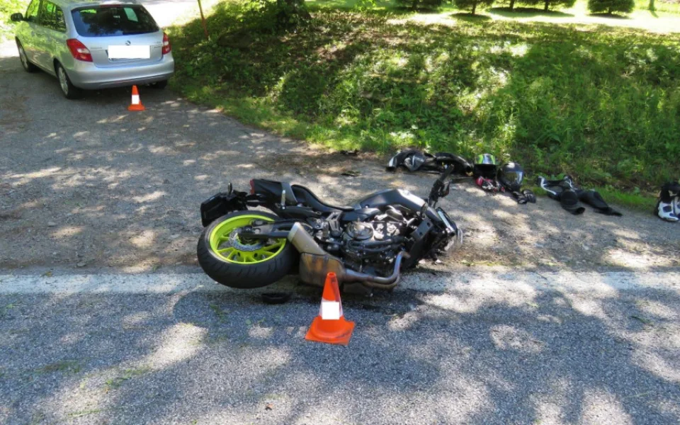 Motorkáře po střetu s autem transportoval do nemocnice vrtulník