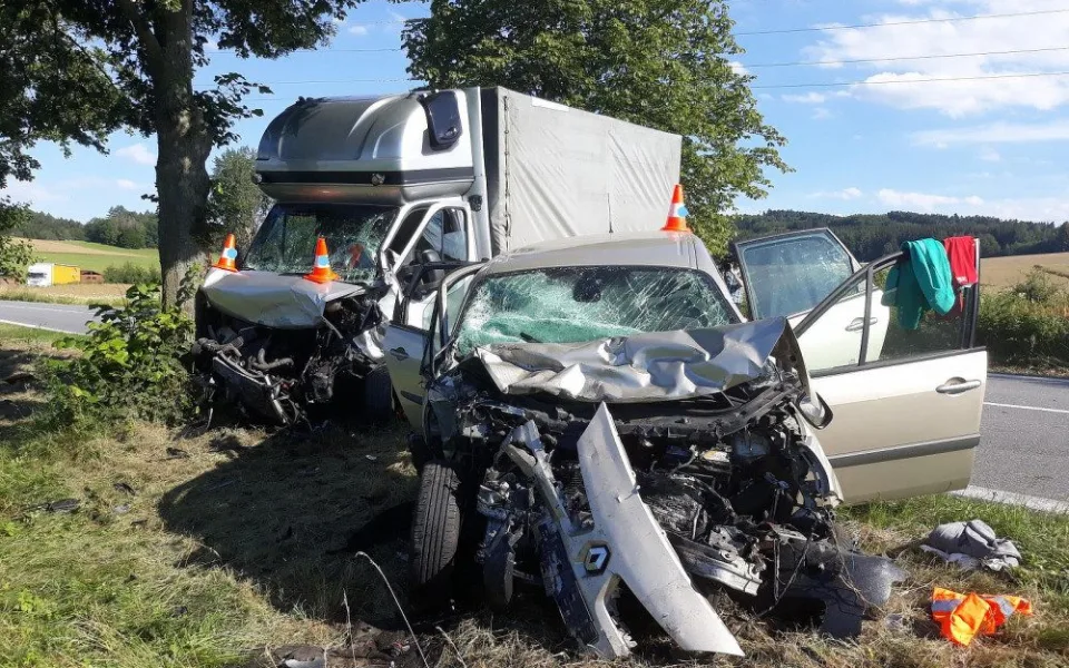 Při čelním střetu osobního auta a dodávky na silnici mezi obcemi Hracholusky a Netolice se zranilo pět lidí.