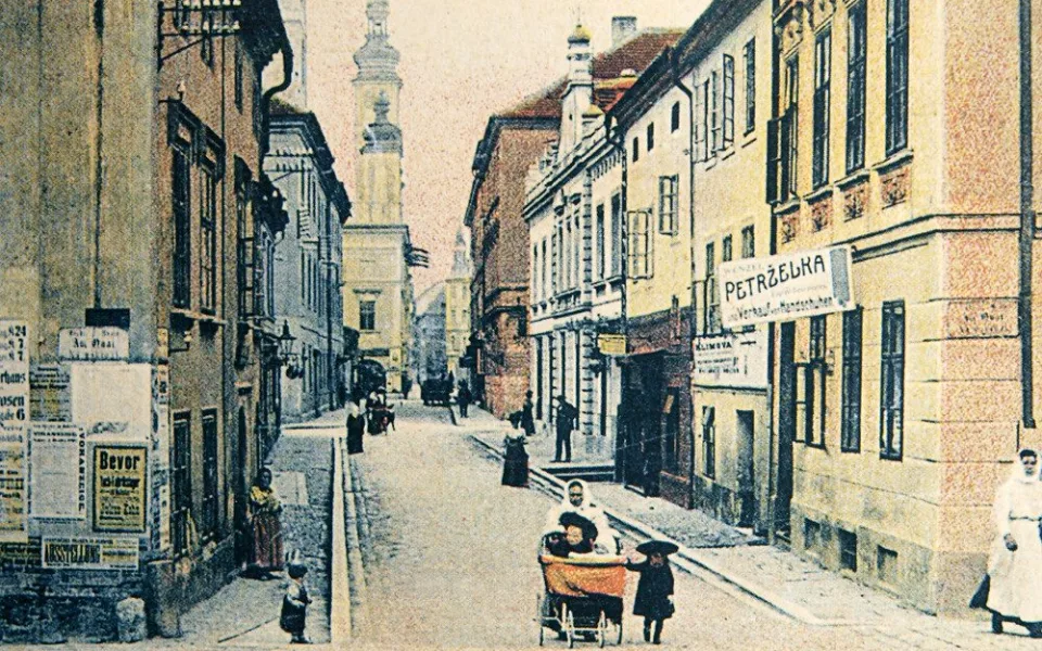 Biskupská ulice v pohledu od mostu k náměstí v období c. k.