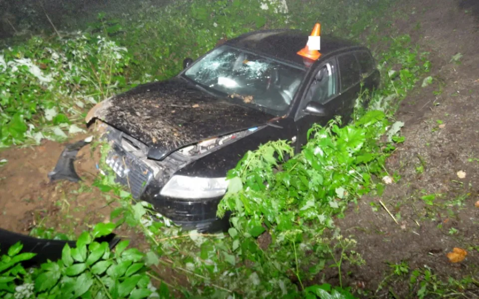 Řidič automobilu sjel u Vimperku do škarpy. Pro spolujezdkyni musel letět vrtulník.