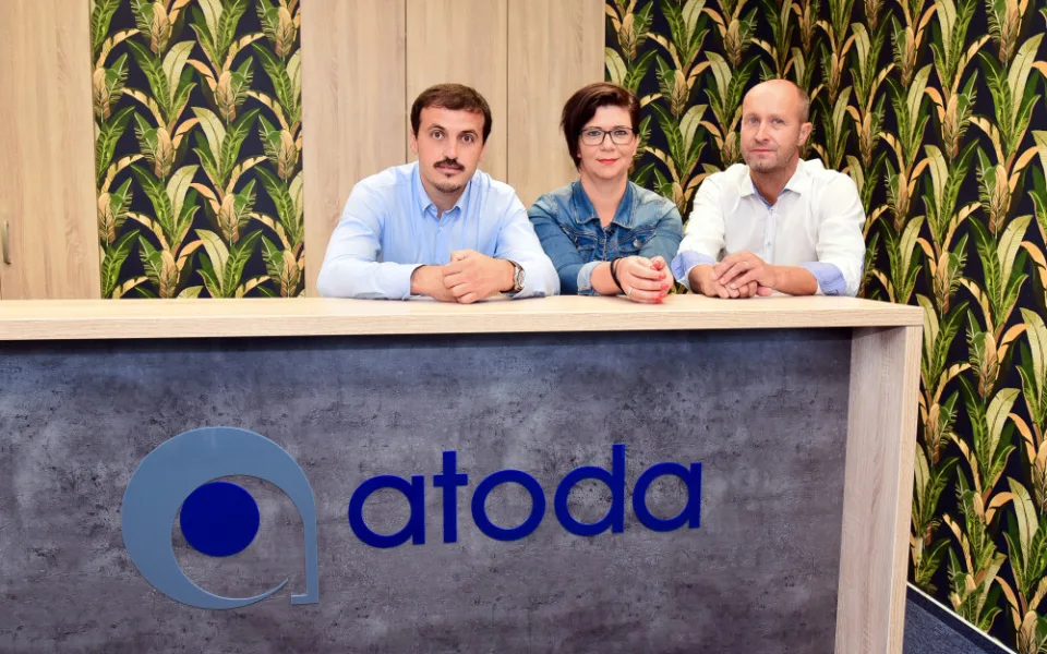 Na snímku zleva jsou: ředitel call center ATODY Václav Kroneisl, manažerka pro provoz českobudějovického call centra Jitka Bezemková a ředitel společnosti ATODA Tomáš Kruppa.