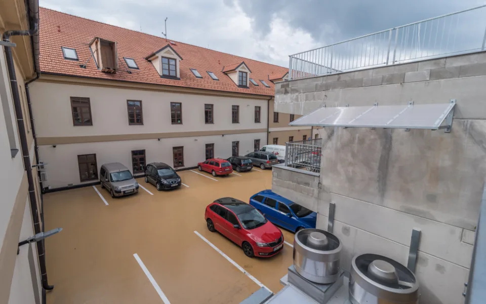 Nové parkoviště u bývalých budějckých kasáren je v provozu.