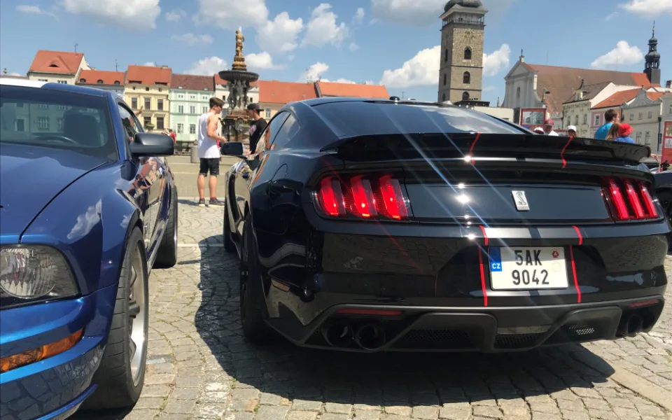 Mustangy na náměstí Přemysla Otakara II.