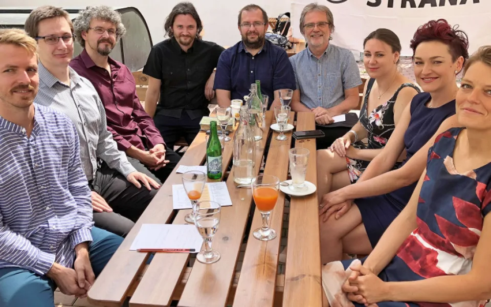 Budějčtí Piráti představili osmičlenné čelo kandidátky.  Zleva jsou: Lukáš Mareš, Josef Špak, moderátor tiskové konference Jan Nepomuk Piskač,  Jan Hošek, Jaroslav Hansal, Svatomír Mlčoch, Zuzana Kudláčková, Kateřina Hůllková a Adéla Kučerová.
