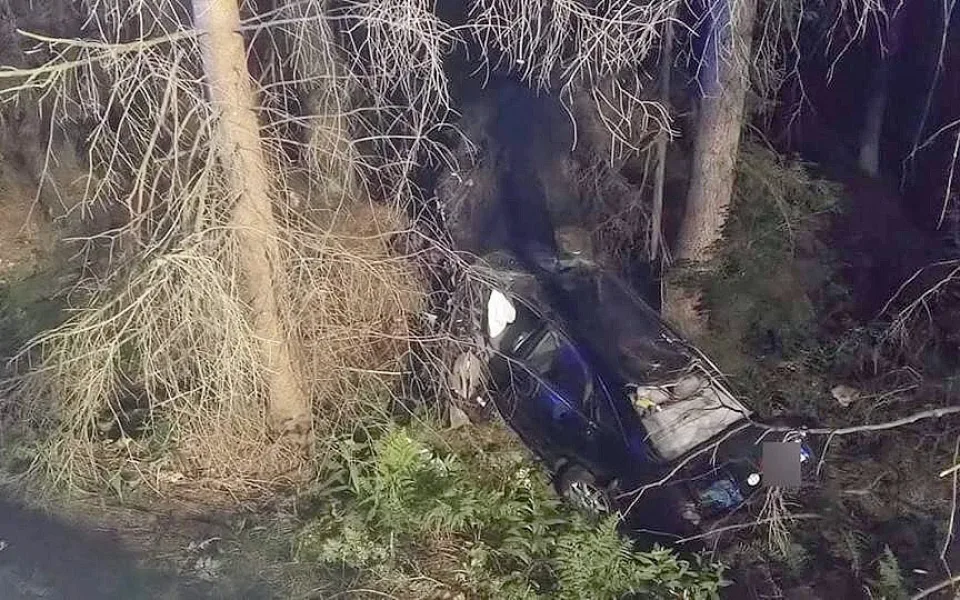 Po honičce s policií skončilo ujíždějící osobní auto mimo silnici.