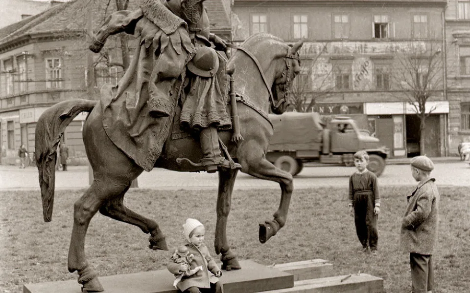 Jezdecká socha Jana Žižky z Trocnova na Žižkově třídě v květnu 1959.