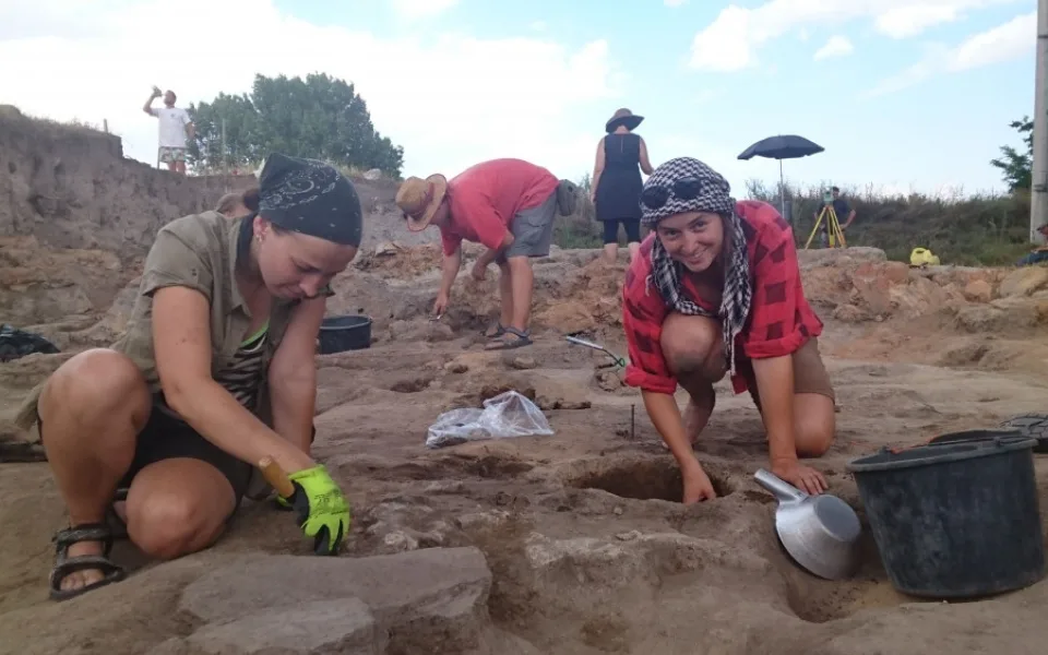 Už potřetí odborníci z Jihočeské univerzity zkoumají v Makedonii archeologické naleziště z doby kamenné.
