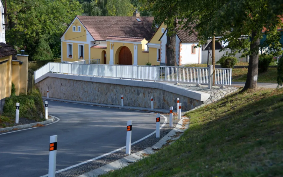 Poněšice - silnice a opětná zeď