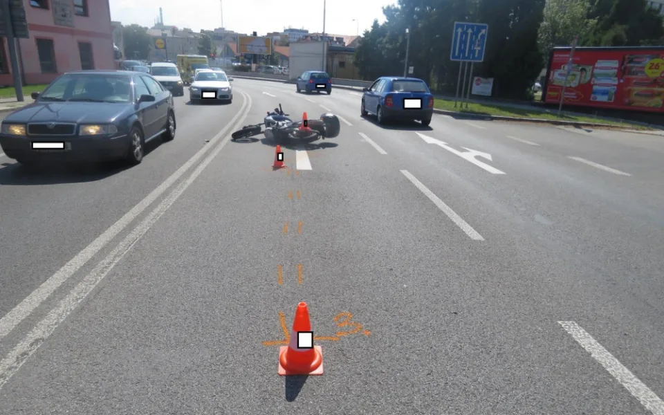 Příčina nehody na Mánesově třídě objasněna. Řidič automobilu nedal přednost motorkáři.