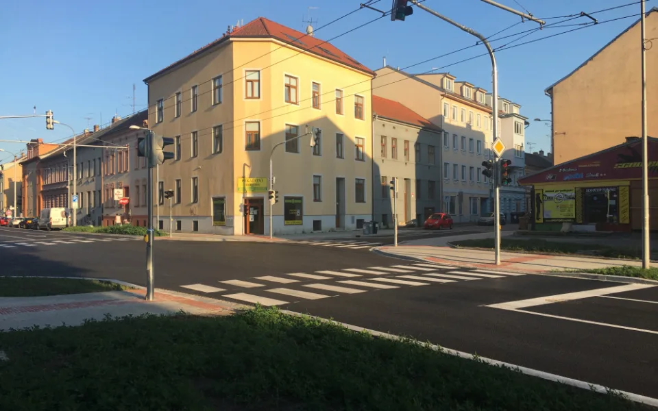 Křižovatka Pekárenské a Jírovcovy je opravená. Kompletnímu spuštění ale chybí razítka