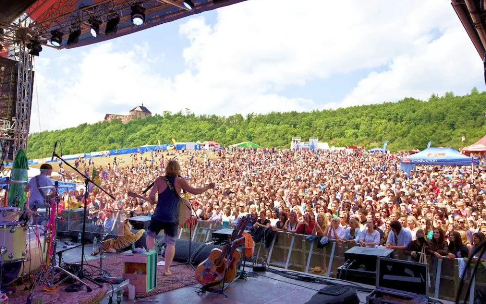 Festival Hrady CZ nabídne kromě špičky tuzemského popu a rocku i mladé hudebníky a pohodlnější zázemí