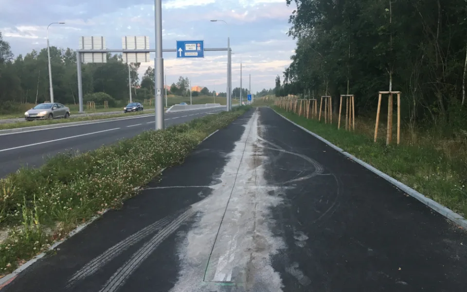 České Budějovice na to mají. Na zbrusu novém chodníku se po dvou měsících znovu pracuje