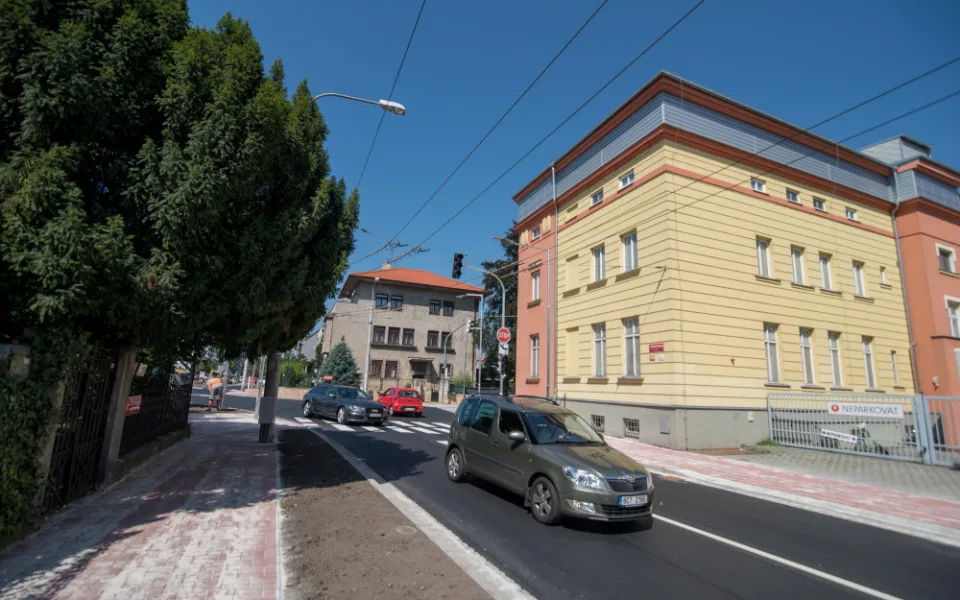 Křižovatka L.B Schneidera a Boženy Němcové je dokončena. Semafory možná ještě nepůjdou