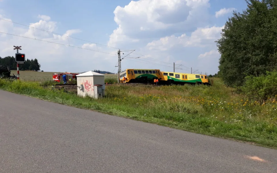 U Písku došlo k vážné dopravní nehodě vlaku a traktoru