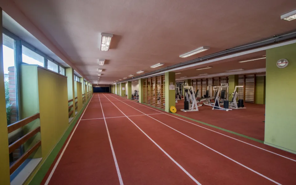 Mimo sezonu se většina sportovišť opravuje. V případě všesportovní haly ale k žádným opravám nedošlo kvůli tomu, že se počítalo s jejím zbouráním.