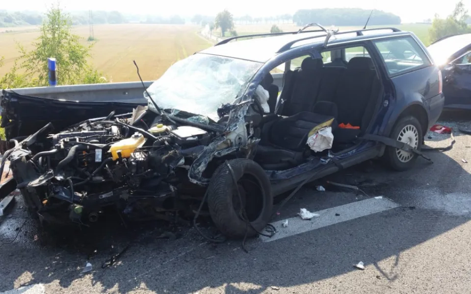 U Vodňan se čelně střetlo auto s dodávkou. Silnice je uzavřená