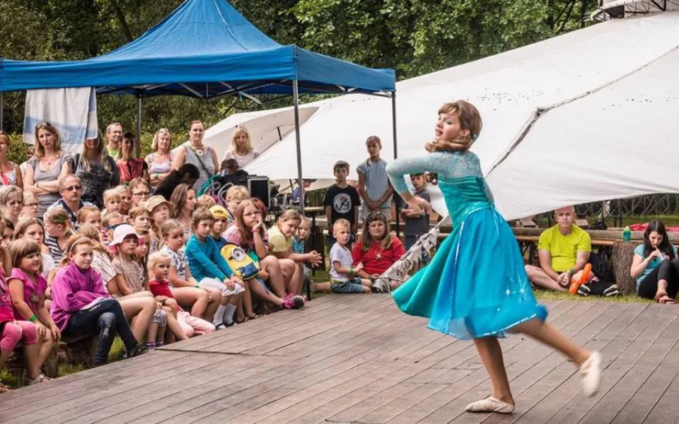 Festival bude slavnostně zahájen v pátek 10. srpna od 13 hodin a potěší všechny milovníky loutek, divadla, hudby, baletu, nového cirkusu, výtvarného i jiného umění a hlavně kvalitní zábavy.