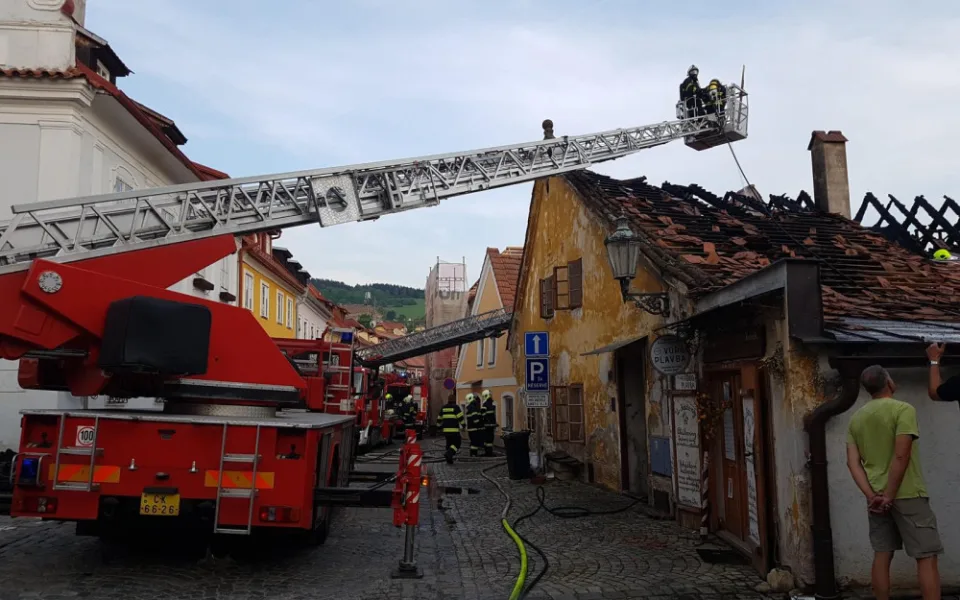 Lidé přispěli ženě, které shořel dům v Českém Krumlově, přes tři sta tisíc korun