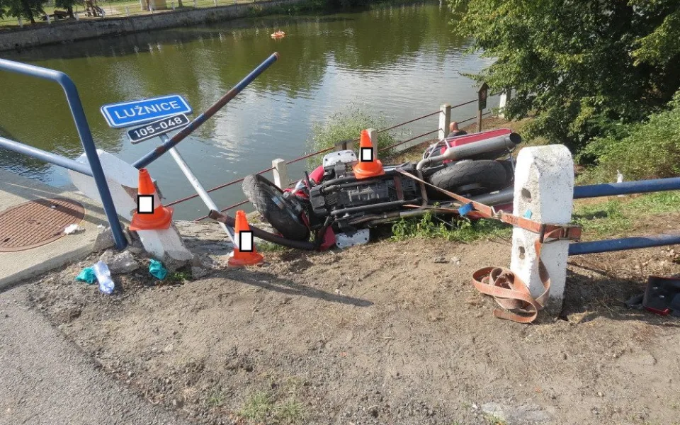 Řidič motorky havaroval v Kolodějích nad Lužnicí a i se spolujezdcem skončil v řece.