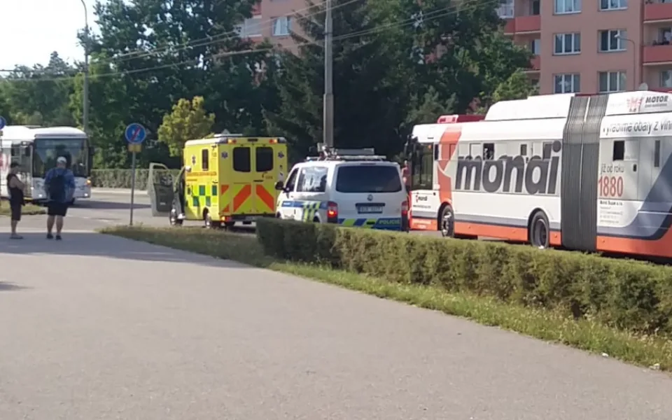 Na Máji srazil trolejbus muže. Ten je v kritickém stavu
