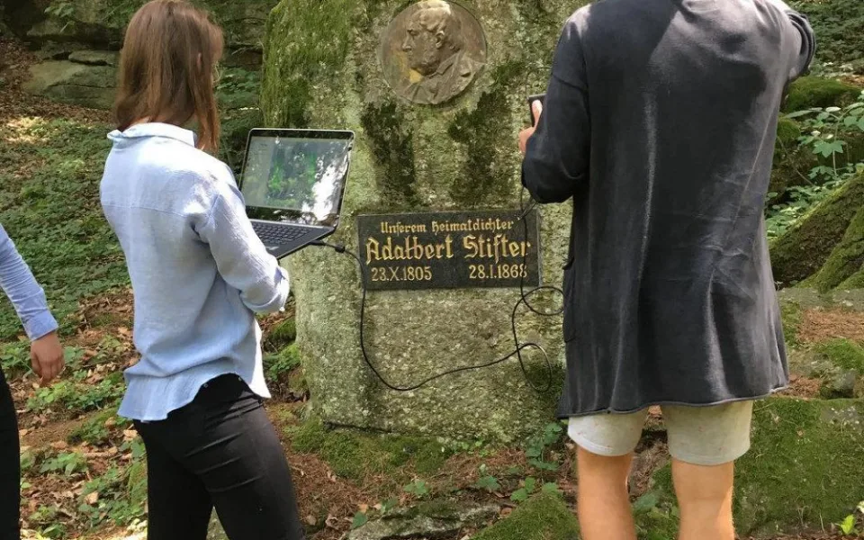 Studenti VŠTE vytvářejí kopii Stifterova obelisku pomocí 3D technologií. Ze zmenšenin by mohla být památka pro turisty.
