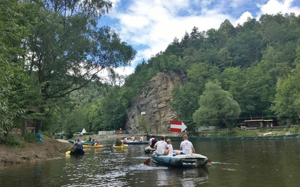 Barevná skála v Českém Krumlově je po dvou měsících sanace stabilní. Vodáci, kteří nesměli propust pod skálou sjíždět, ji ode dneška, středy 8. srpna opět projedou.