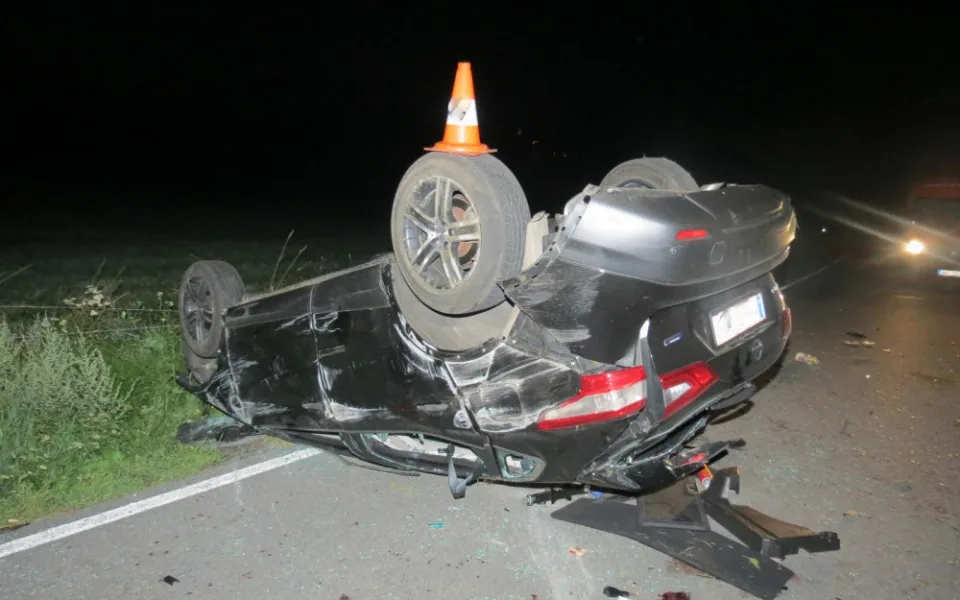 Mladík nezvládl řízení a otočil auto na střechu. Při nehodě se zranilo pět lidí