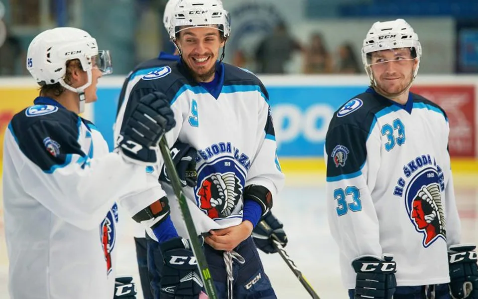 Obránce Roman Vráblík (uprostřed) se na budějcký led na chvíli vrátil, ale už v dresu extraligové Plzně.