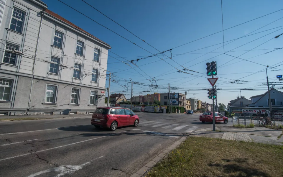 Křižovatka ulice Oskara Nedbala, Jaromíra Boreckého a Husovy třídy v Českých Budějovicích.