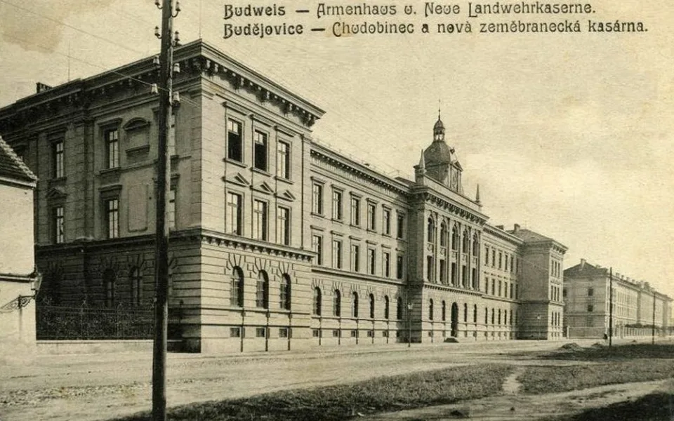 Na pohlednici se představuje nový městský chudobinec z roku 1898 v dnešní ulici Boženy Němcové.