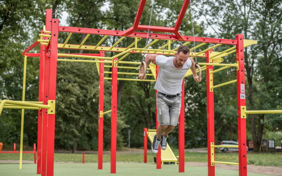 Budějce mají první workoutové hřiště. otestoval ho Lukáš Zetek.